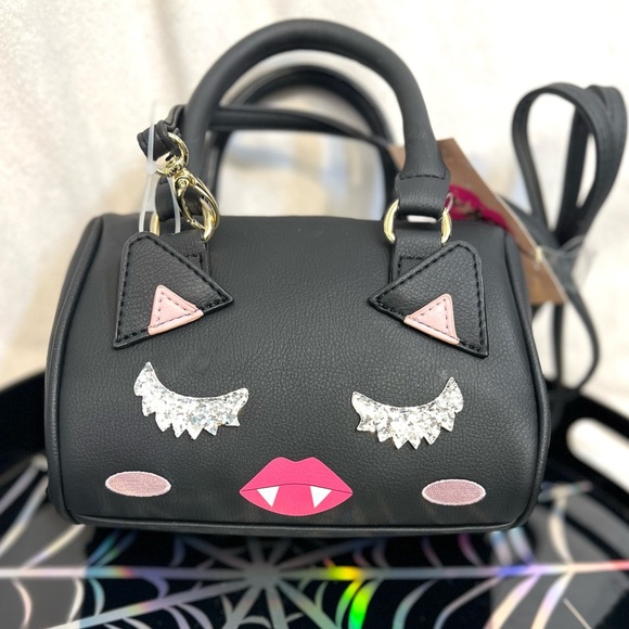 🧛‍♀️🖤💋BETSEY JOHNSON,LUV BETSEY LBHARLEY VAMPIRE LIP KITTY BARREL SATCHEL 🖤💋🧛‍♀️ - Picture 9 of 11